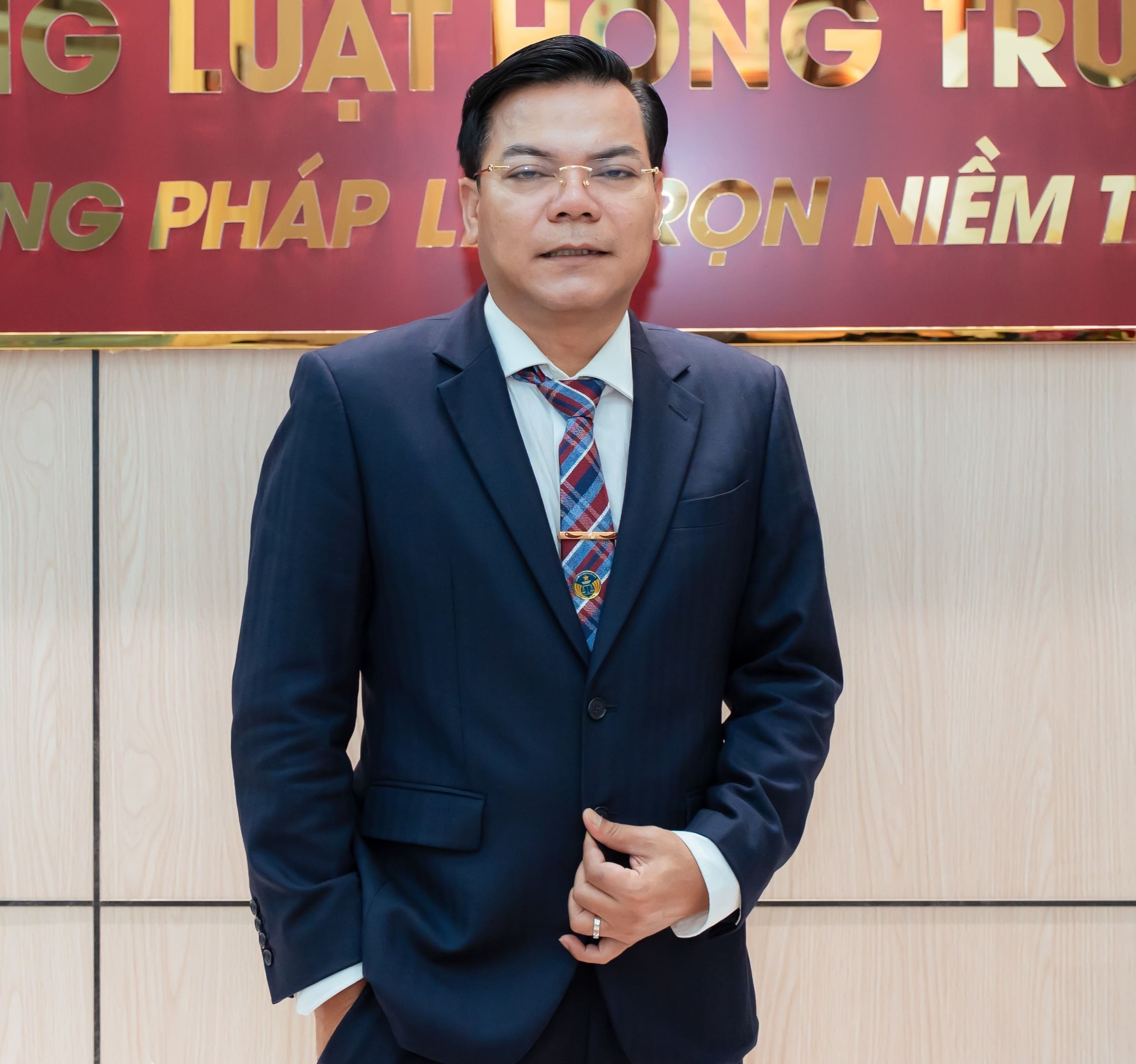 Đổng Mây Hồng Trúng